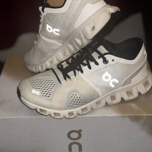 Women’s On Cloud Running Black and White Athletic Shoes size 5